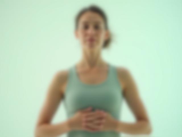 Une personne pratiquant des exercices de respiration profonde, illustrant le soutien vocal