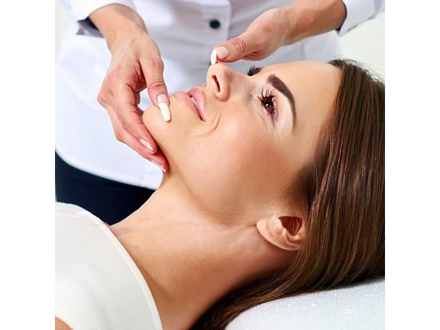 Un professionnel effectuant un massage doux des cordes vocales